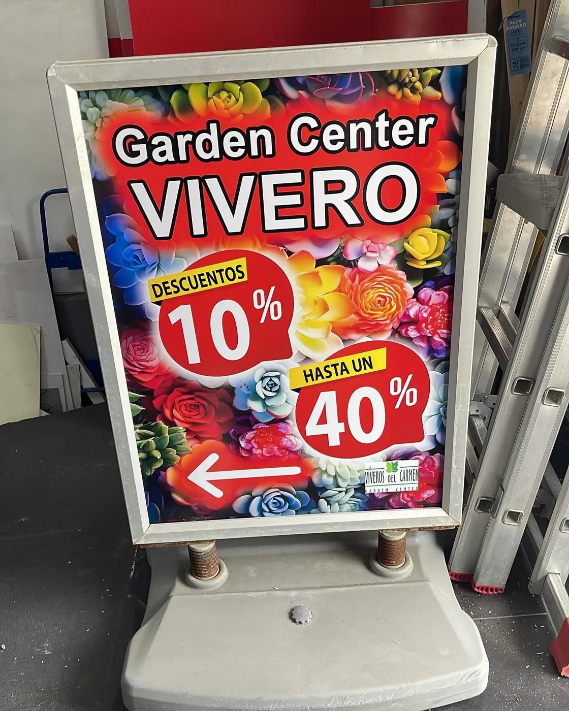 Cartel impreso de ofertas en un caballete para un vivero