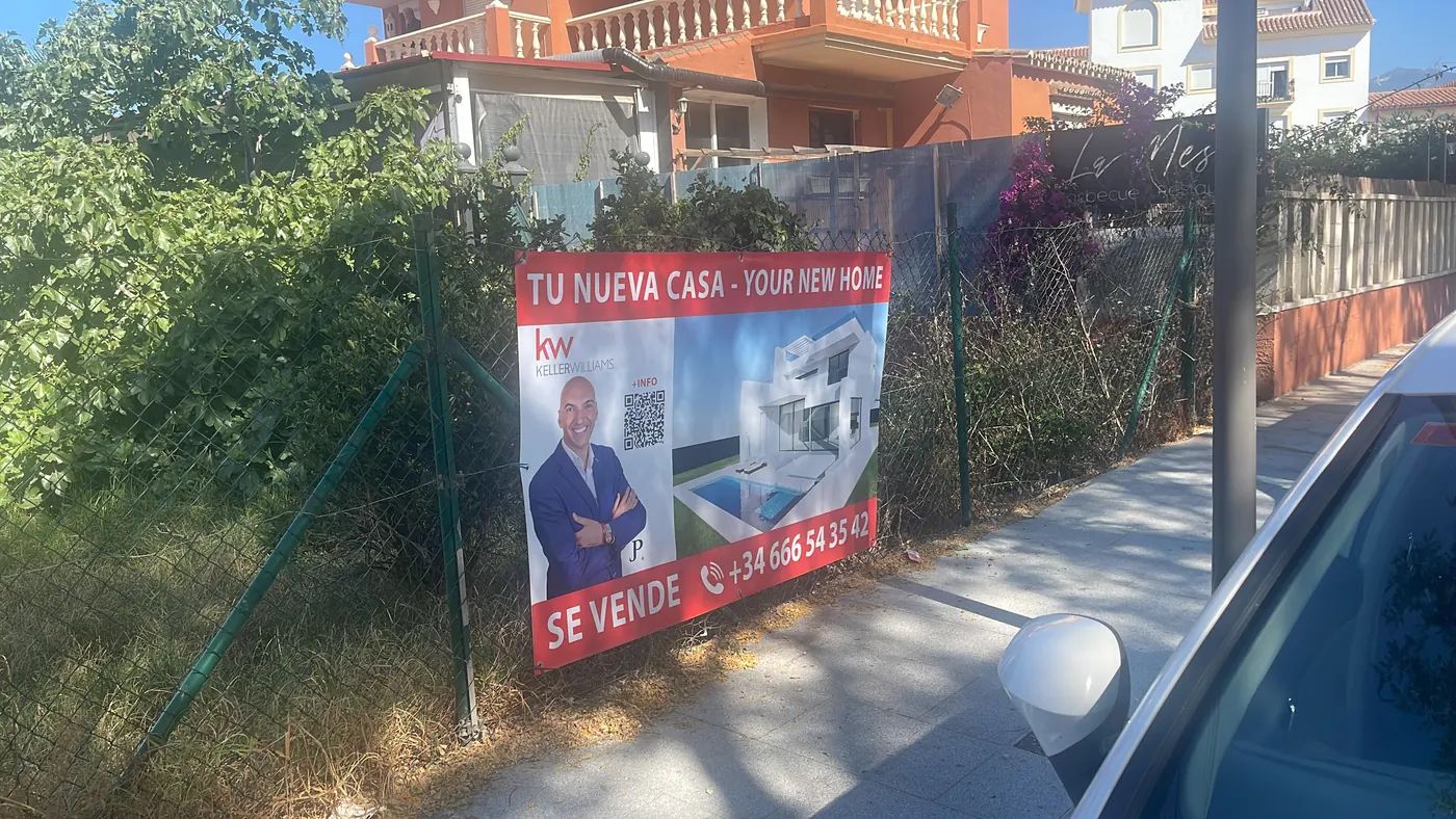 Lona de «Se vende» en la valla de una vivienda en Marbella