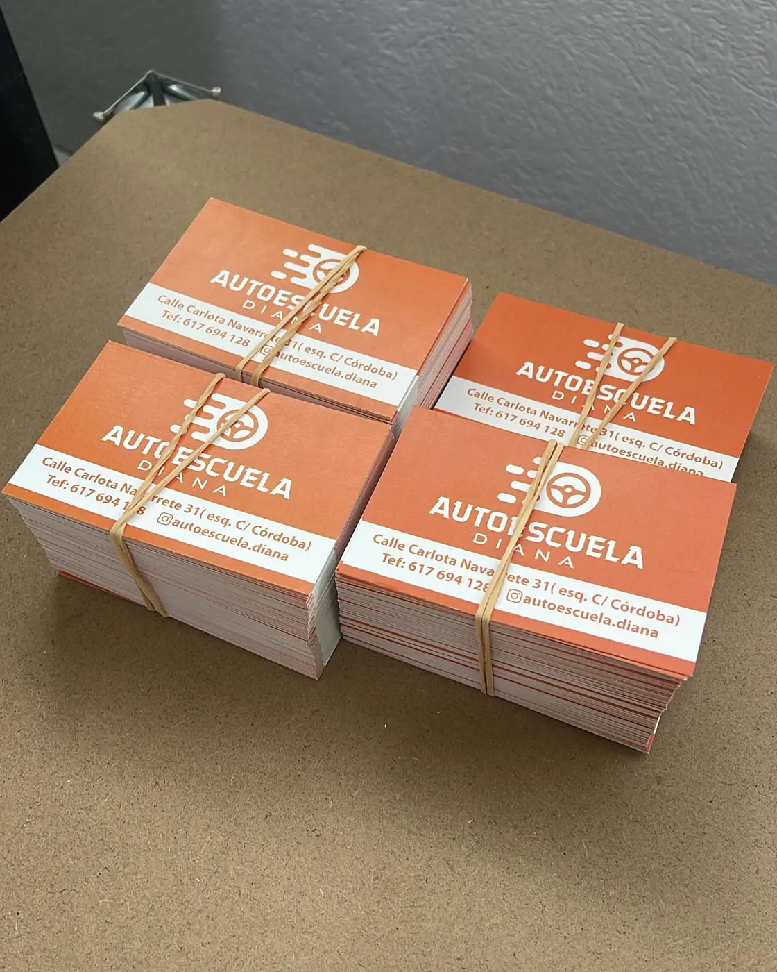 Tarjetas de visita naranjas para una autoescuela