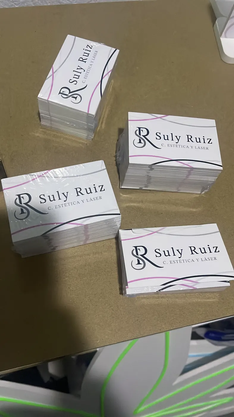 Tarjetas de visita blancas con un logo elegante