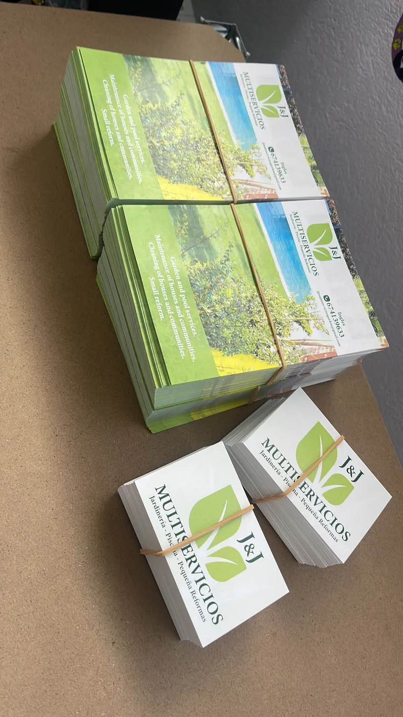 Tarjetas de visita verdes para una empresa de multiservicios